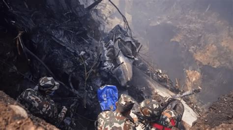 Accidente de avión en Nepal deja decenas de muertos