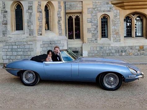 Photo: Prince Harry and Meghan Markle's drive to the wedding reception in a vintage car