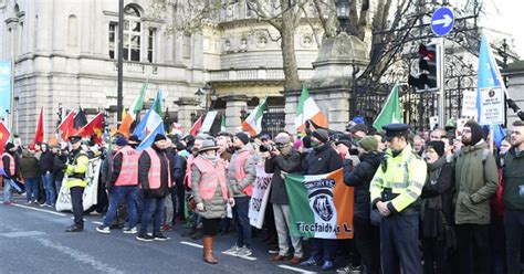 Three arrested and one charged following rival protests outside Dail in Dublin - Irish Mirror Online