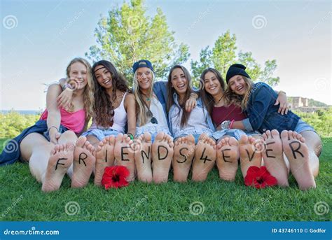 Grupo De Amigos De Meninas Felizes Para Nunca Foto de Stock - Imagem de pés, mulheres: 43746110