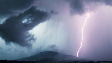 Tropical Cyclone Jasper surges towards far north Queensland coast, causing 15,000 homes to lose ...