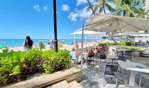 Moana Surfrider Beach Bar in Waikiki for VIEWS! 🌴 Oahu travel blog ...