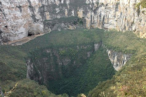 Massive Sinkhole in China Has Led to The Discovery of a 'World Class ...