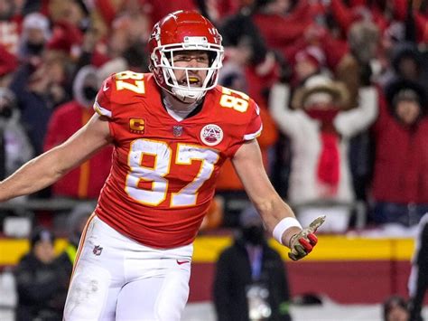 Travis Kelce issues apology after punching teammate