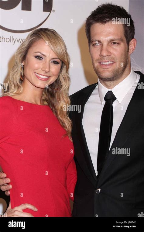 Stacey Keibler und Geoff Stults bei der Premiere von "ist sie OUT OF MY ...