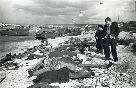 French locals viewing bodies of fallen soldiers on Omaha Beach(1944)[1280x835] : r/HistoryPorn