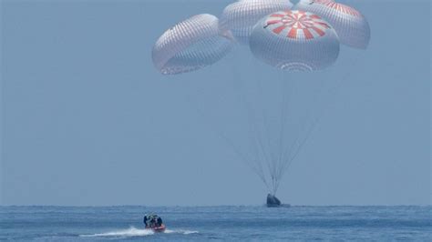 Manned SpaceX Capsule Returns From Orbit Without a Hitch