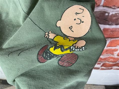 vintage 90s Charlie Brown Kite Eating Tree shirt - sz… - Gem