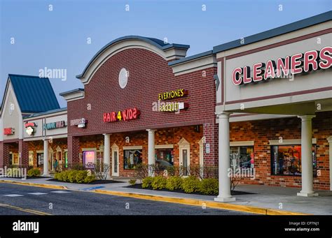 Typical American strip mall Stock Photo: 48113801 - Alamy