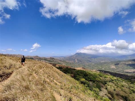 Premium Photo | Hike through mountains with great landscapes in panama