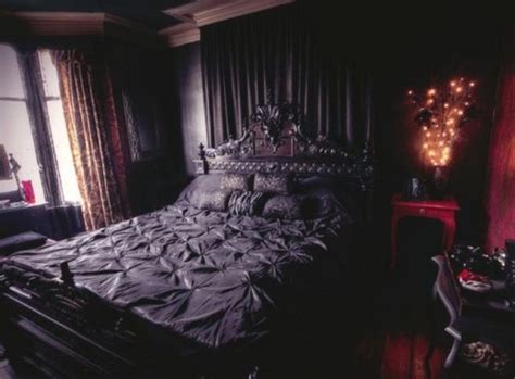 13 Mysterious Gothic Bedroom Interior Design Ideas