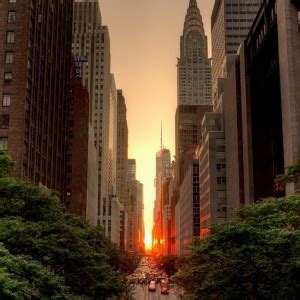 sun_between_buildings_during_manhattanhenge | WhyDid.com