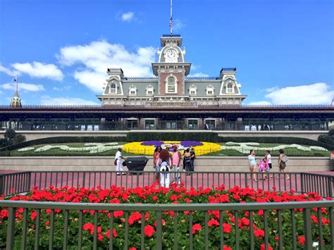 Disney's Magic Kingdom Theme Park entrance, Main Street USA Railroad ...