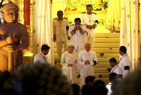 Thousands of Cambodians mourn former King Norodom Sihanouk in procession to cremation ground