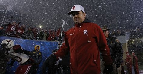 Bob Stoops releases statement about his shocking and sudden retirement - FanBuzz