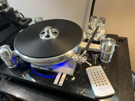 Oracle Audio Delphi Mk VII Turntable— A Piece Of Art Or A Record Player ...