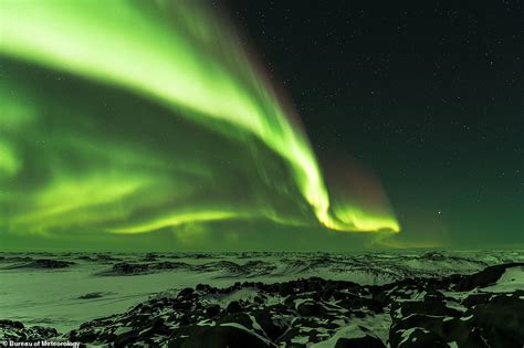 Australian engineer captures incredible photographs of the Southern Lights from Antarctica ...