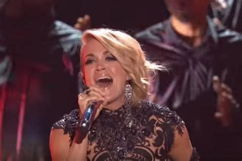 Carrie Underwood Gets Standing Ovation at 2016 CMT Awards