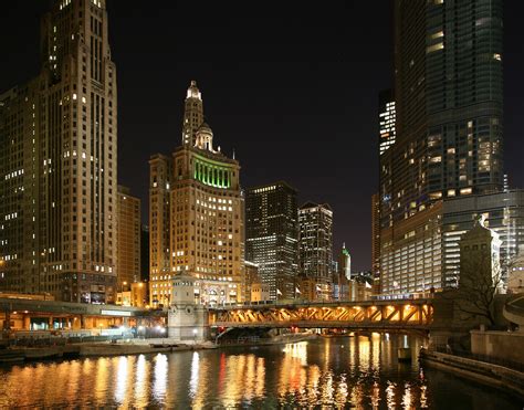 File:Chicago River night 2.jpg