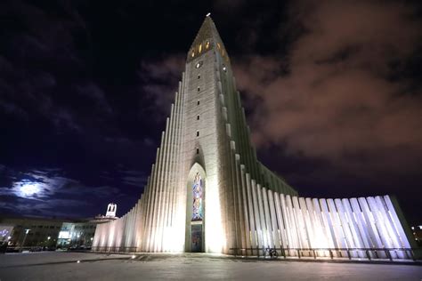 Hallgrímskirkja (Church of Hallgrímur) at Night, Skólavörðustígur ...