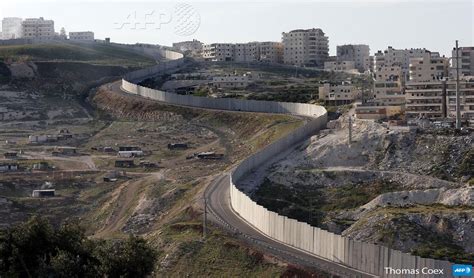 Le mur de séparation entre jérusalem-est et la cisjordanie. photo par @tomcoex #afp - scoopnest.com