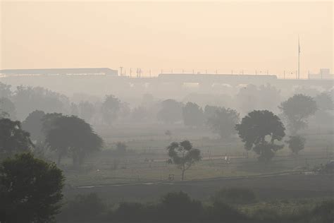 New Delhi Has World’s Most Toxic Air on Farm Fires and Lack of Wind - Bloomberg