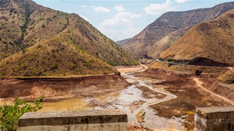 China: Hydropower losses as drought dries up the Yangtze river ...