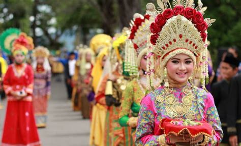 Why Do Indonesian People Rarely Wear Traditional Costume Every Day? | Licorice