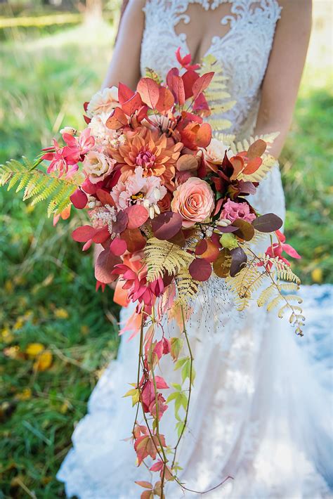 Autumn bridal bouquet in loose, natural style | Bridal bouquet fall, Bridal bouquet, Wedding flowers