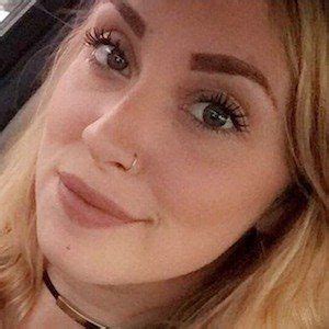 Anna Davis - Age, Family, Bio | Famous Birthdays