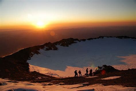 Mt Rainier summit crater at sunrise Mt Rainier National Park | Mt rainier national park, Mount ...