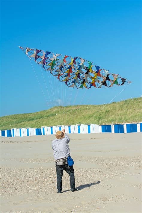 How to Fly a Kite at the Beach - Beach Kite Tips