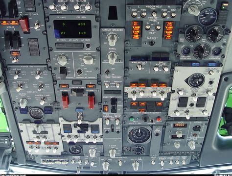 The overhead panel of Boeing 737-7BC BBJ | SimPit | Électricité