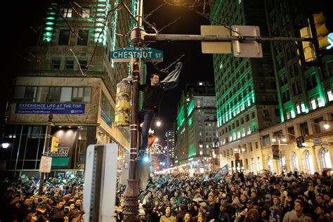 Super Bowl: How Philadelphia Eagles fans climb greased light poles well.