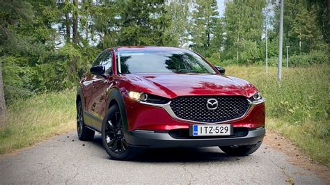 Koeajo: Mazda CX-30 Hybrid – Katumaasturin viitta harteille