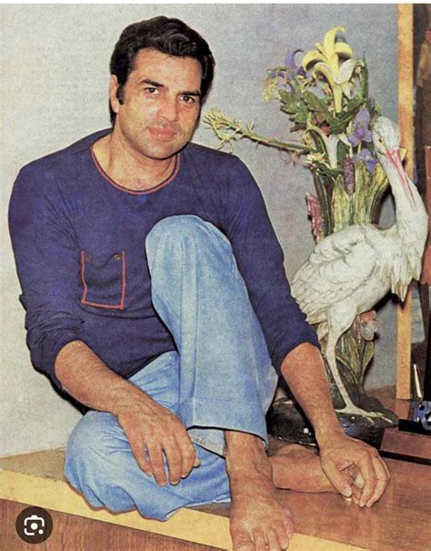 Found a young picture of Dharmendra. Doesn’t he look like Abhay Deol here? : r/BollyBlindsNGossip