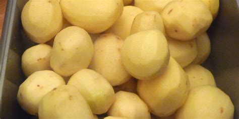 This Is How You Peel An Entire Bag Of Potatoes In Under 60 Seconds