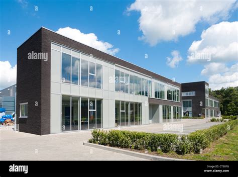 Contemporary Small Office Building Design - img-gimcrackery