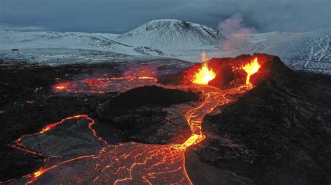 New lava stream flows from Iceland volcano