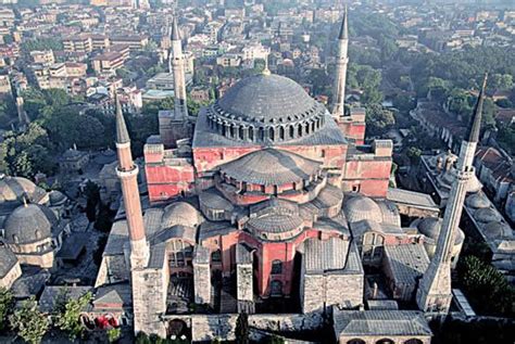 (6) Basílica de Santa Sofia, localizada em Istambul (antiga Constantinopla). Foi um dos triunfos ...