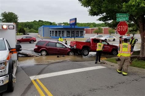 UPDATE: Traffic clear after fire hydrant flooding Riverside Drive - ClarksvilleNow.com