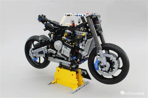 LEGO Technic 42130 BMW M 1000 RR Review-32 - The Brothers Brick | The Brothers Brick