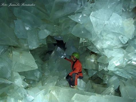 Crystal Cave Mexico share on facebook | The Giant Crystal Cave in Mexico under Naica Mountain ...