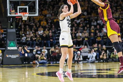 Caitlin Clark's record-breaking performance leads Iowa women to 94-71 ...