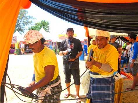 Travelholic: Gasing Uri; the Spinning Gasing of Terengganu