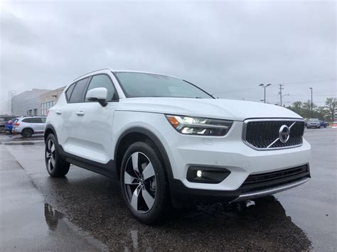 New 2020 Volvo XC40 Momentum AWD 4D Sport Utility