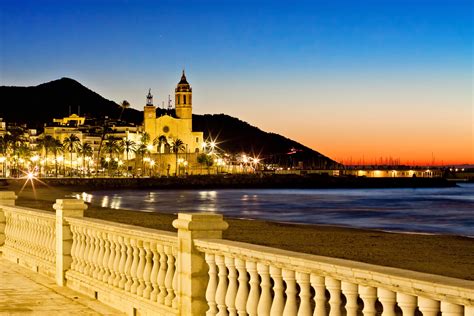 Discover Sitges’ Nightlife and its 4 Best Places to Party Hard!