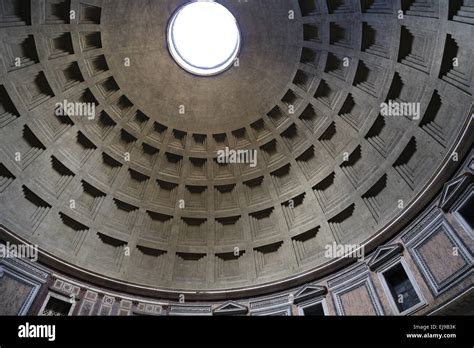 Italy. Rome. Pantheon. Roman temple. The Oculus in the dome Stock Photo - Alamy