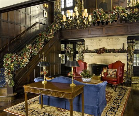 old time style | Holiday decor christmas, Christmas staircase ...