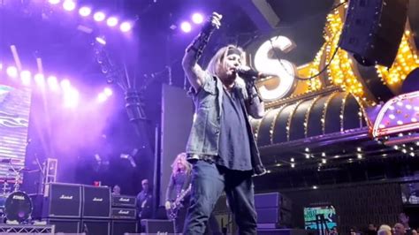 VINCE NEIL Celebrates 'DrinksGiving' With Free Las Vegas Concert (Video ...